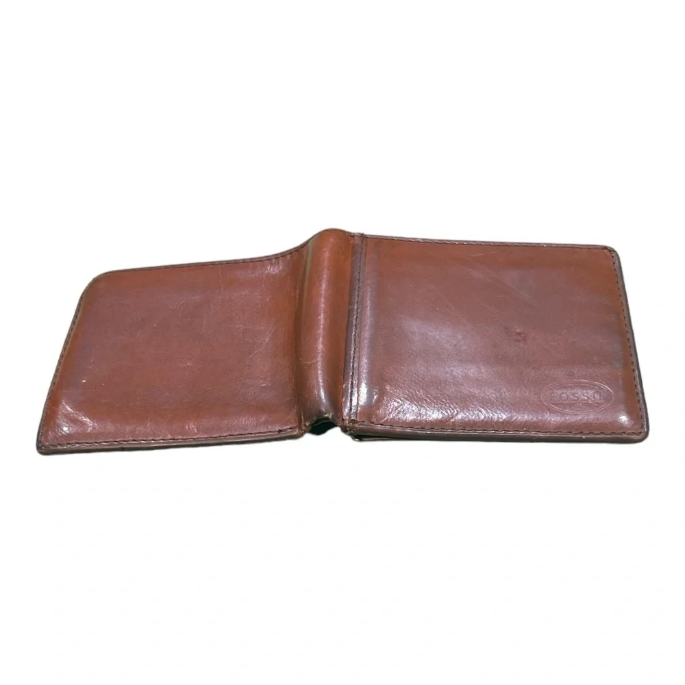 Fossil Men’s Leather Wallet.